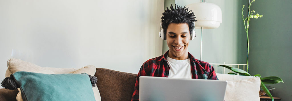 étudiant avec ordinateur dans son studio