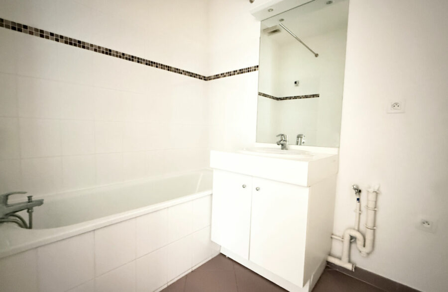 APPARTEMENT  1 CHAMBRE AVEC  TERRASSE ET GARAGE