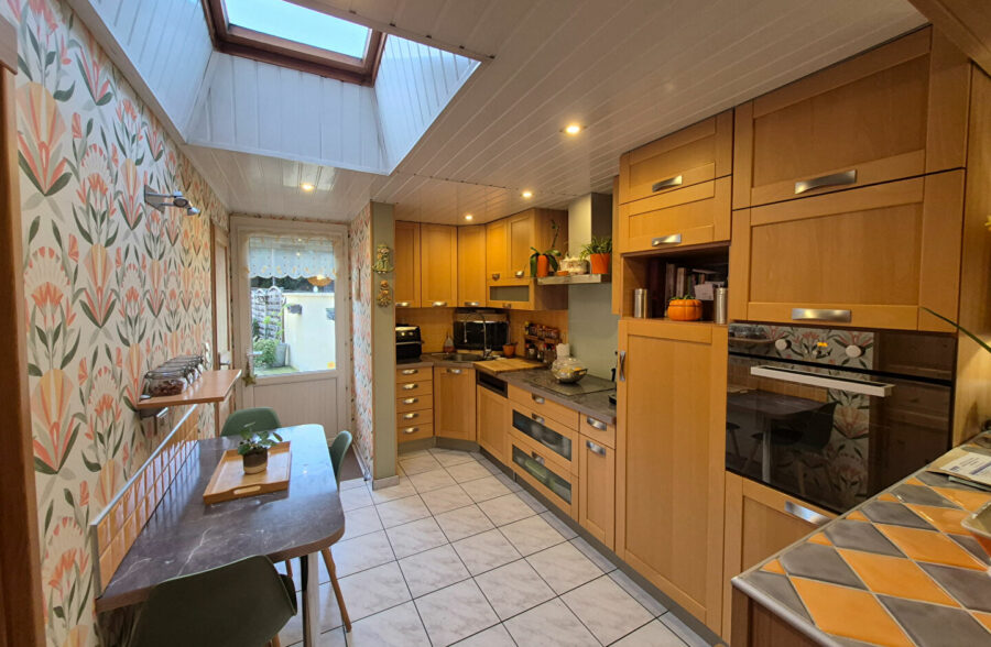 Maison rénovée avec jardin et garage