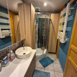 Maison rénovée avec jardin et garage