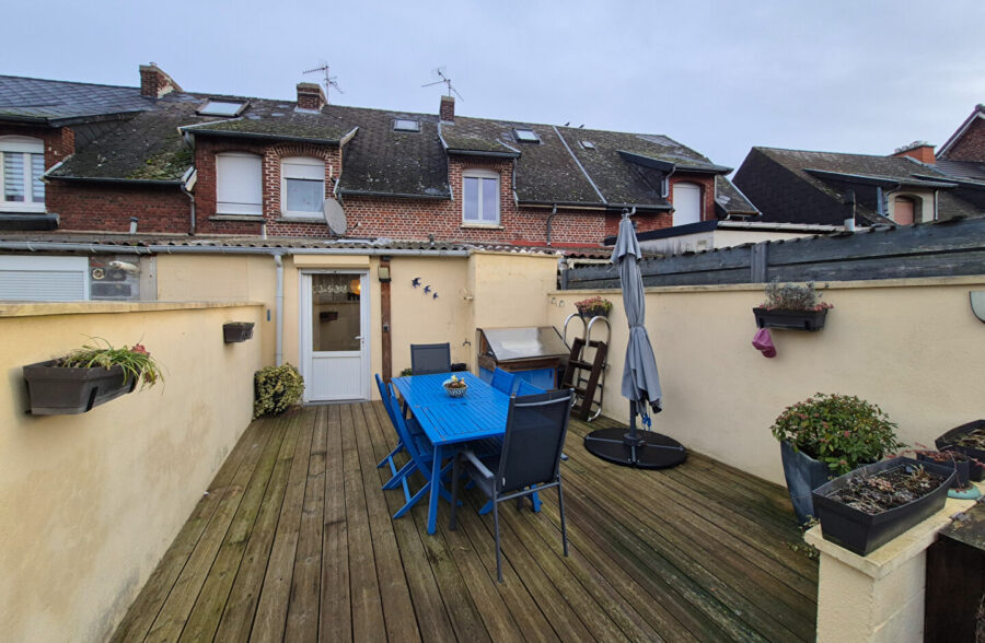 Maison rénovée avec jardin et garage