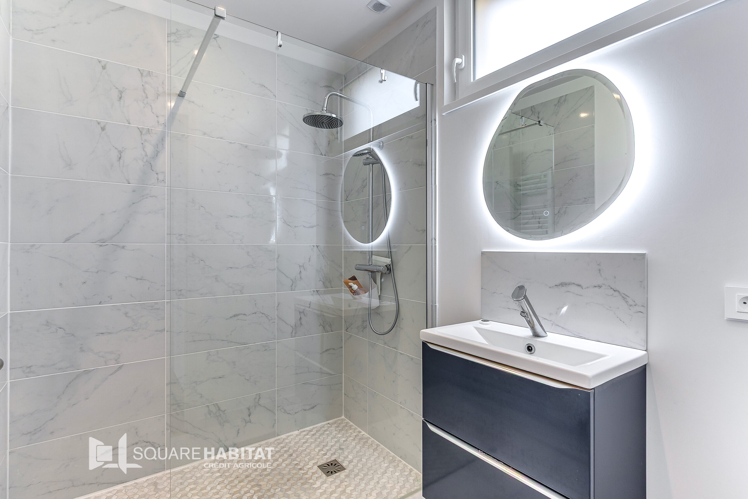 Maison contemporaine de 182 m2 grand garage et parking trois voitures.