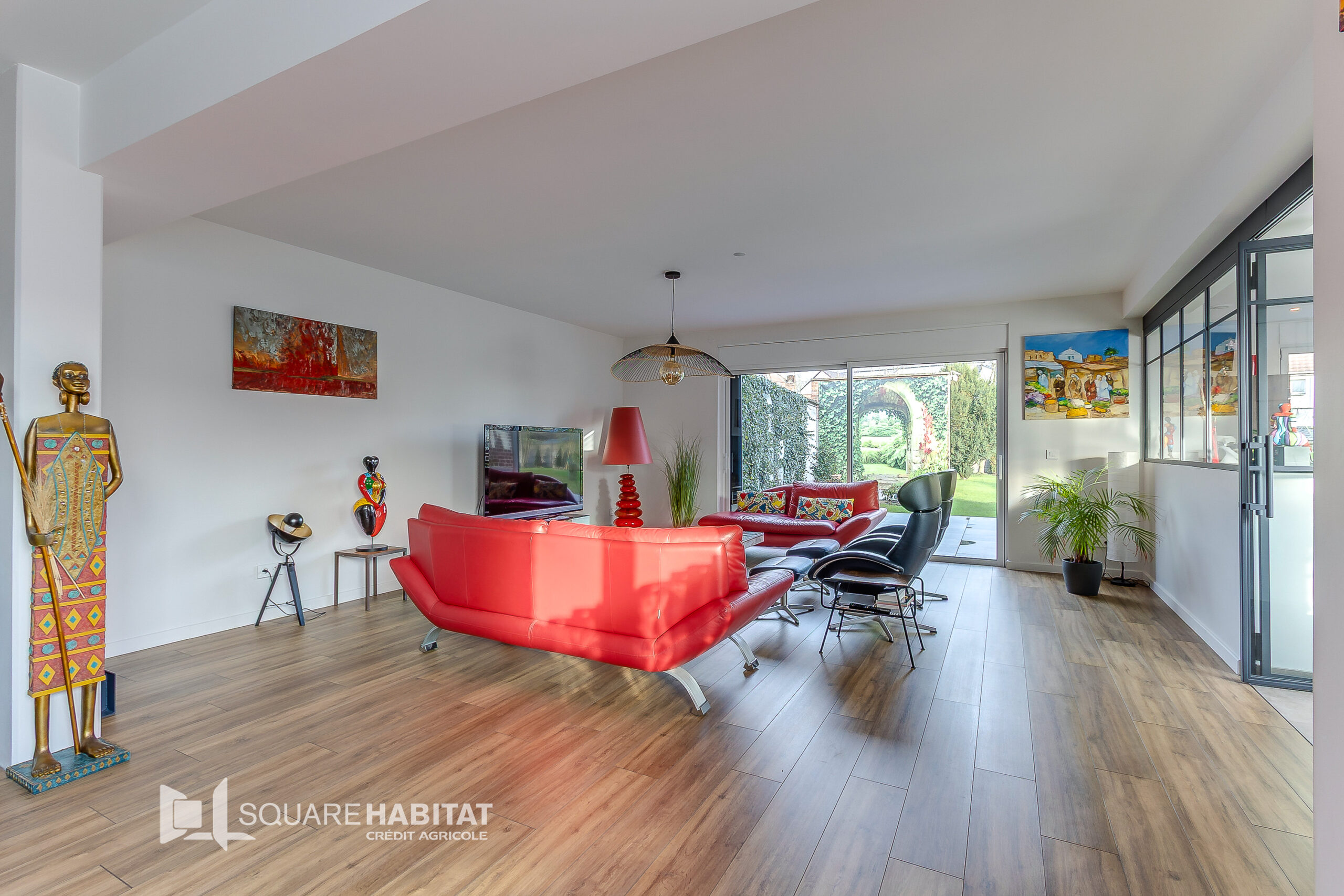 Maison contemporaine de 182 m2 grand garage et parking trois voitures.