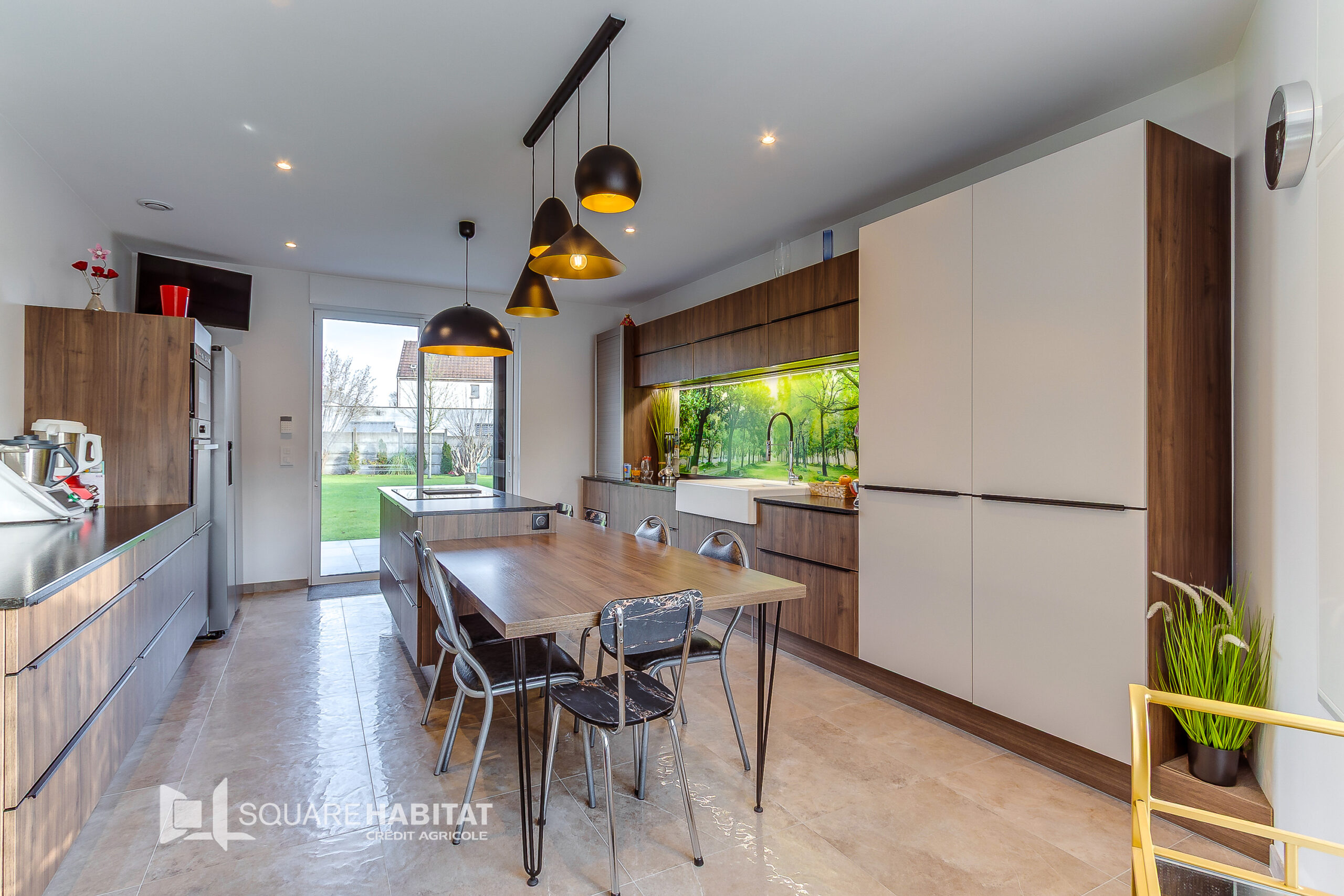 Maison contemporaine de 182 m2 grand garage et parking trois voitures.