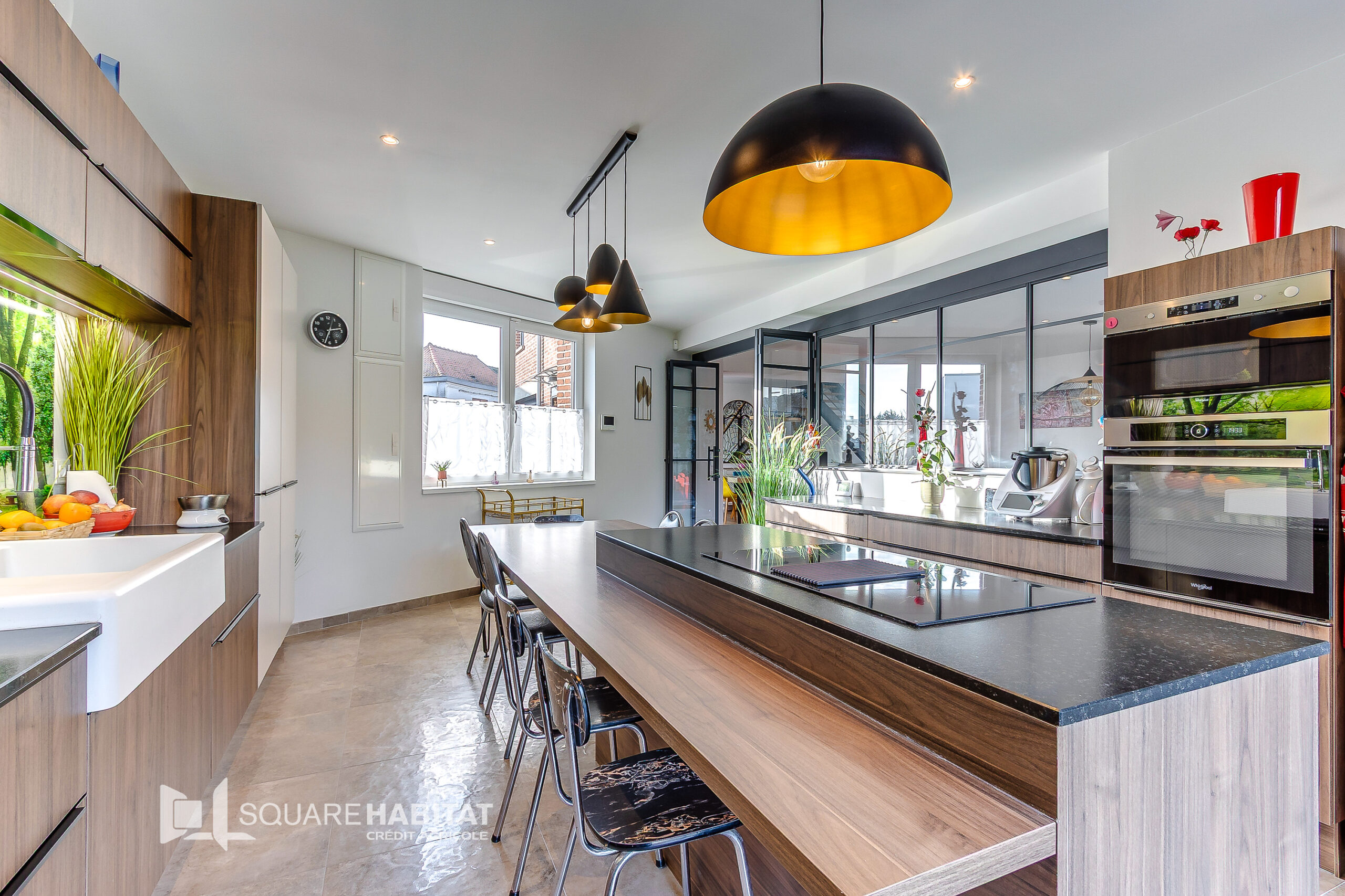 Maison contemporaine de 182 m2 grand garage et parking trois voitures.