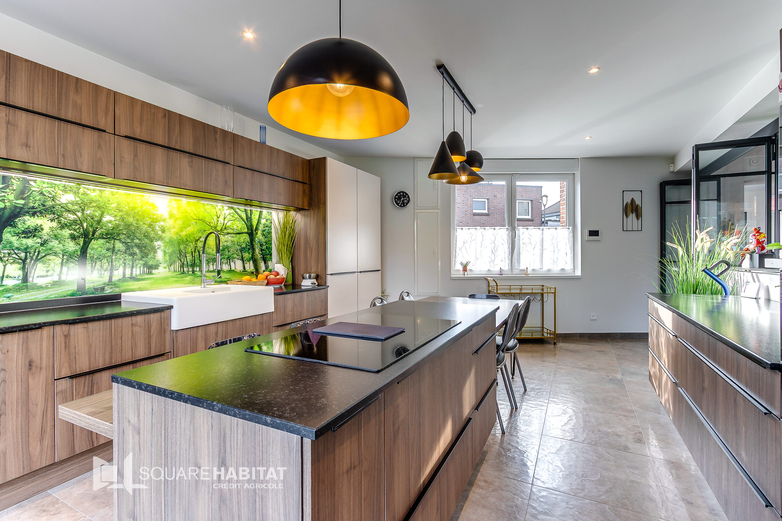 Maison contemporaine de 182 m2 grand garage et parking trois voitures.