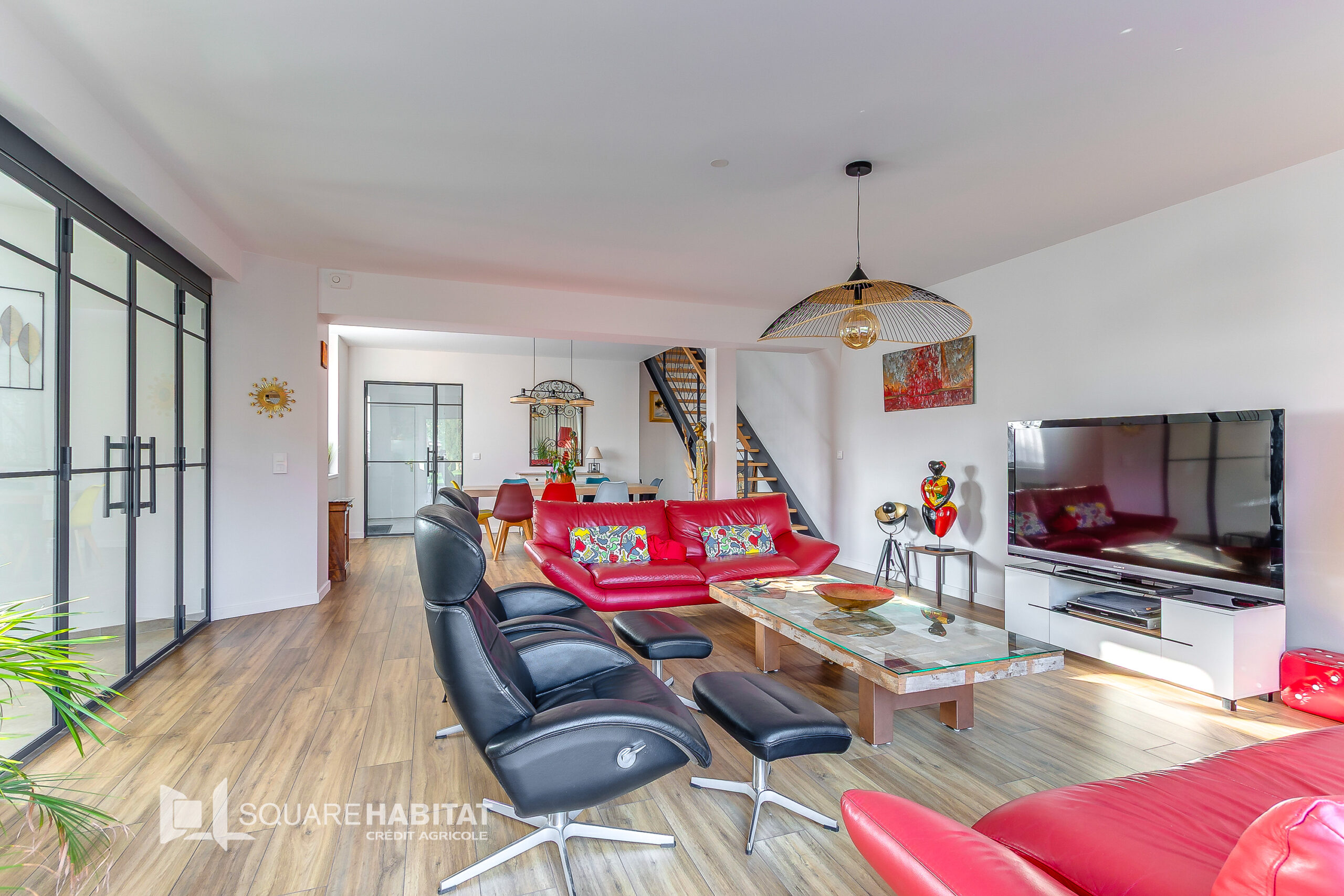 Maison contemporaine de 182 m2 grand garage et parking trois voitures.