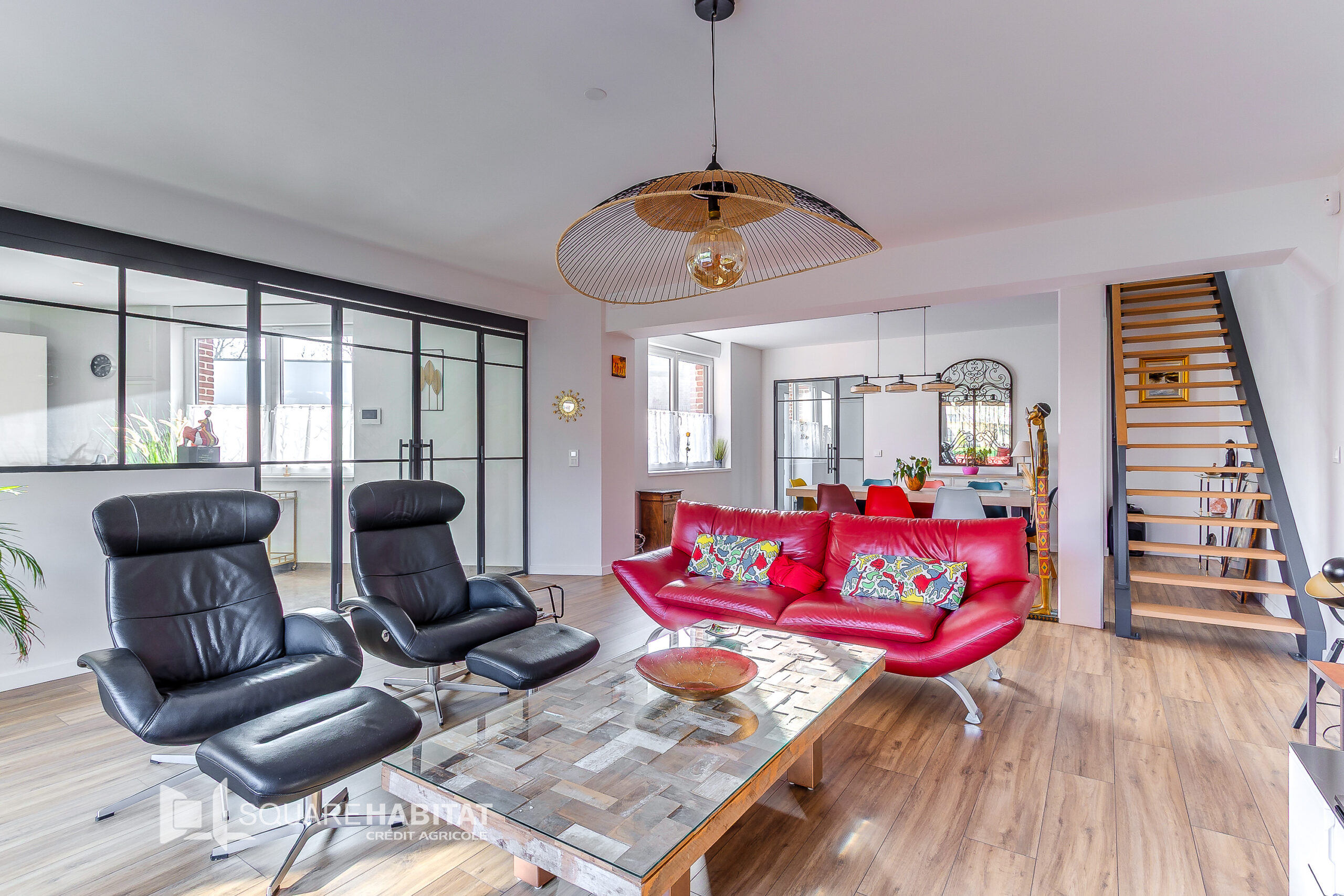 Maison contemporaine de 182 m2 grand garage et parking trois voitures.