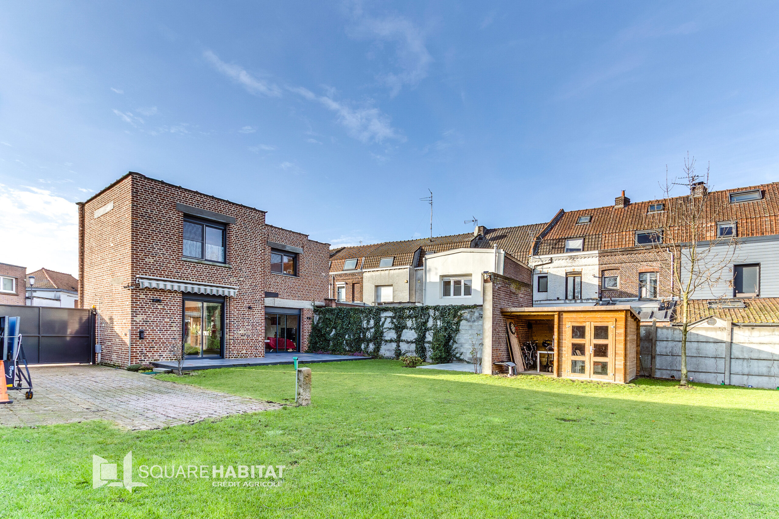 Maison contemporaine de 182 m2 grand garage et parking trois voitures.