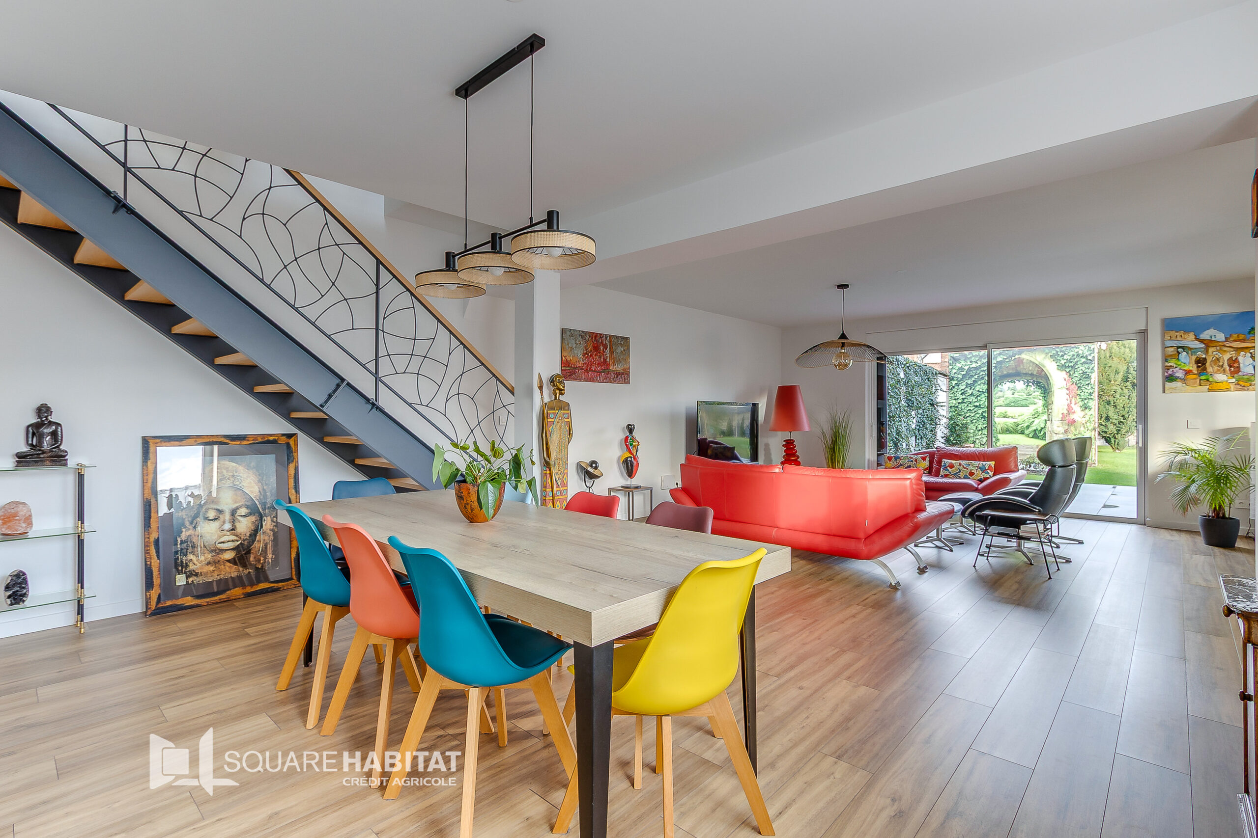 Maison contemporaine de 182 m2 grand garage et parking trois voitures.