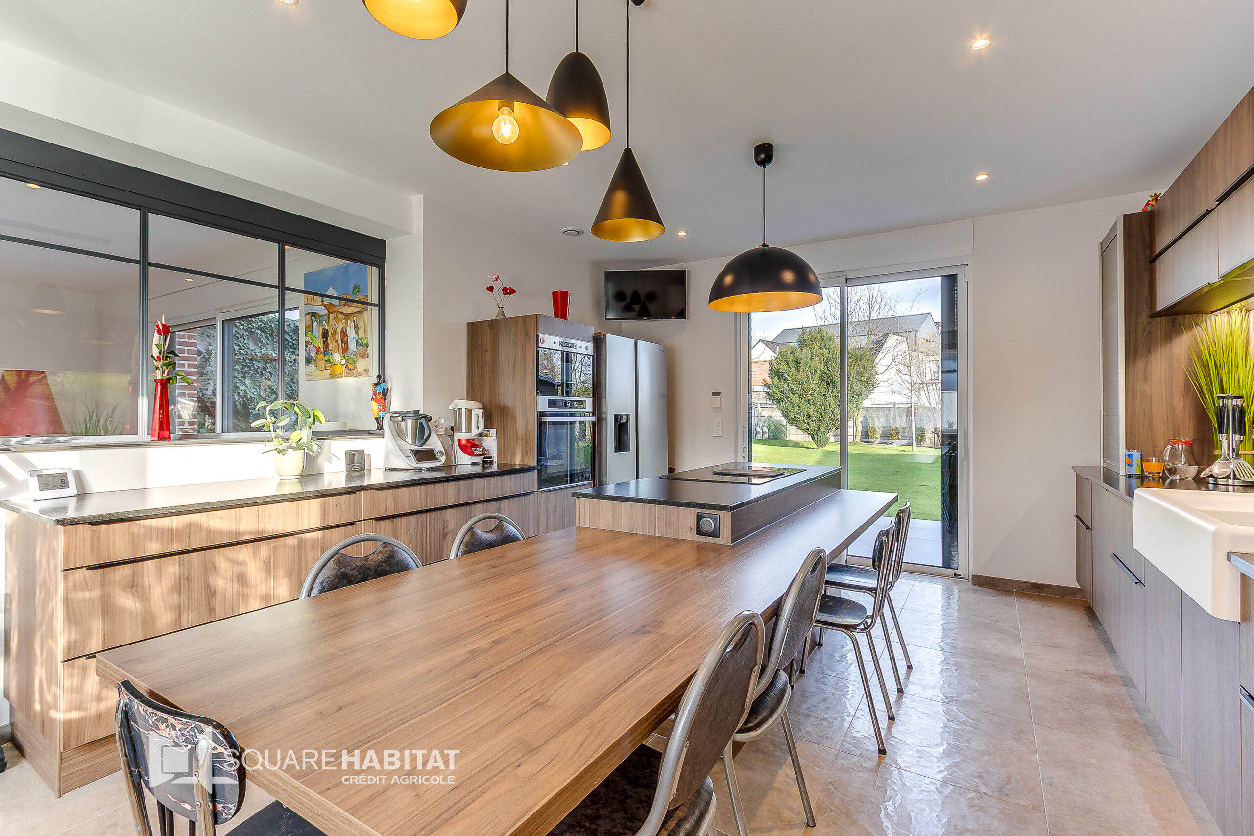 Maison contemporaine de 182 m2 grand garage et parking trois voitures.