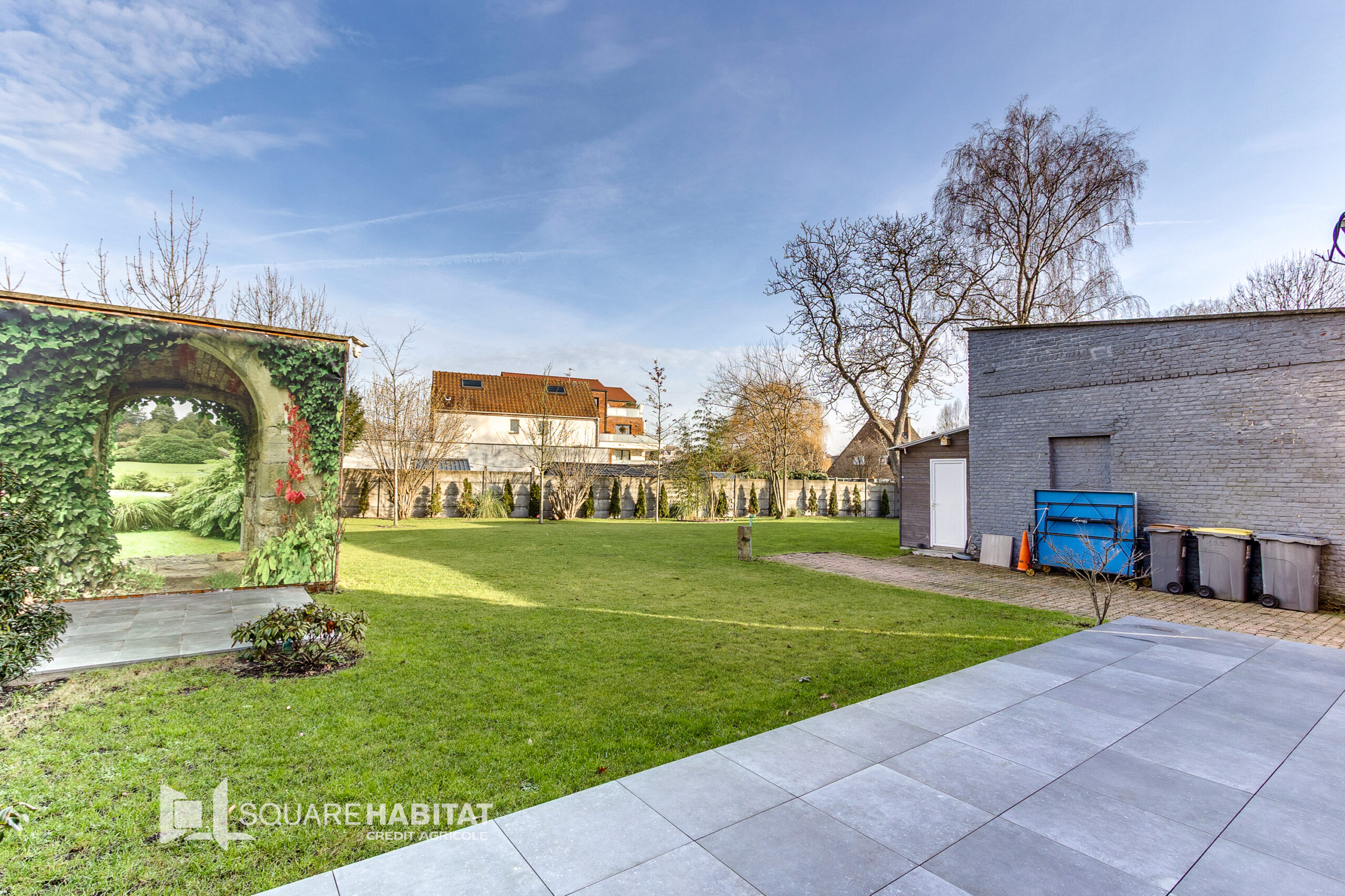 Maison contemporaine de 182 m2 grand garage et parking trois voitures.