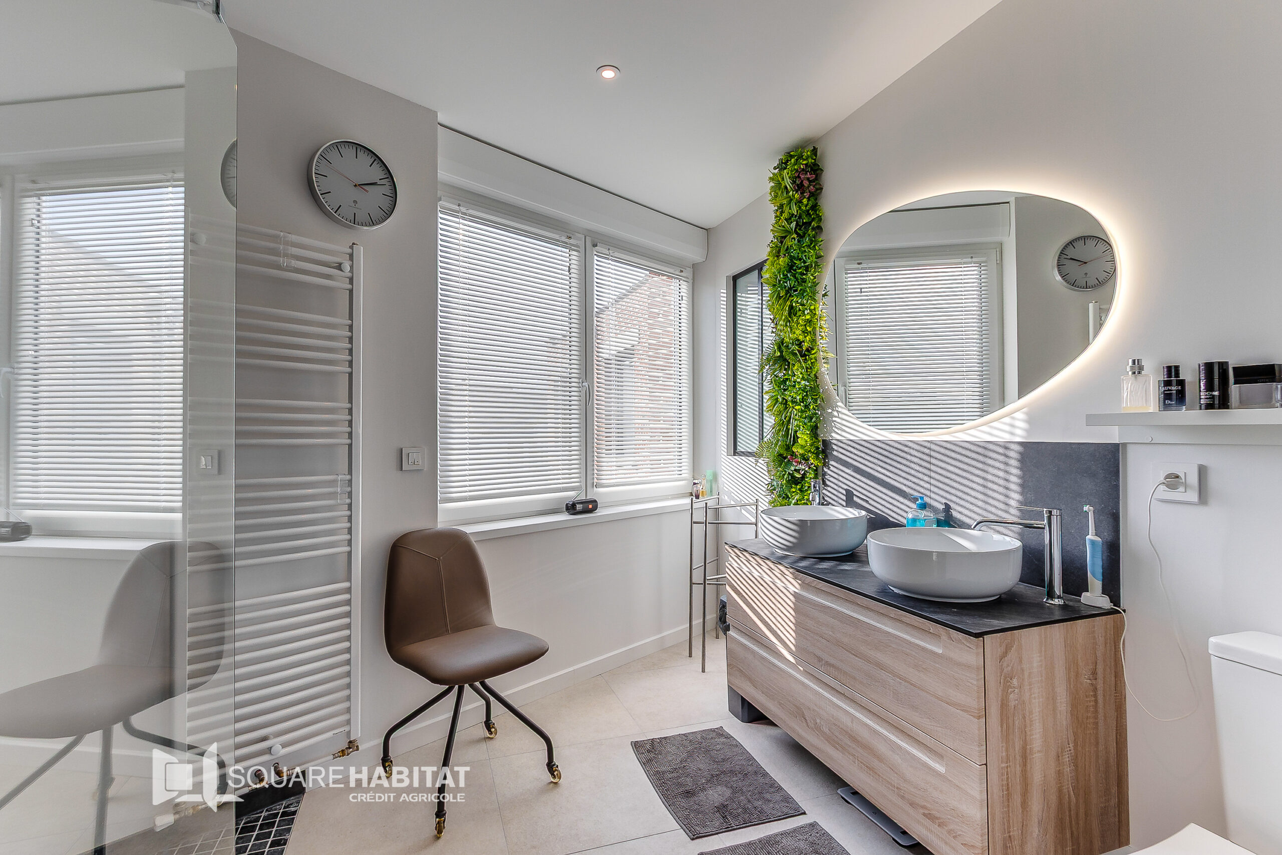 Maison contemporaine de 182 m2 grand garage et parking trois voitures.