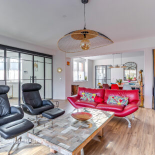 Maison contemporaine de 182 m2 grand garage et parking deux voitures.