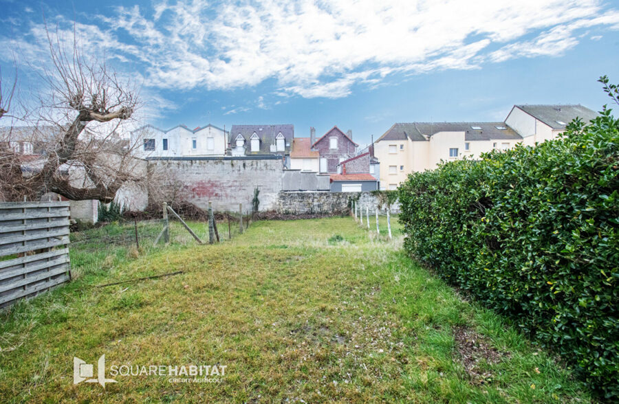 T2 à rafraîchir – 150 m de la plage – Garage rare + grand jardin