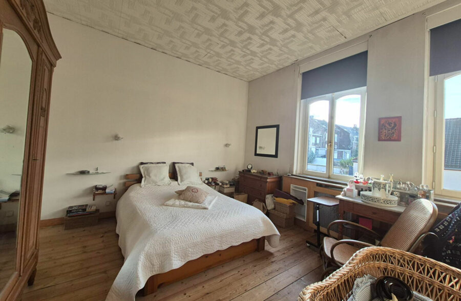 Semi bourgeoise 135m carré , 4 chambres proche du métro et tram