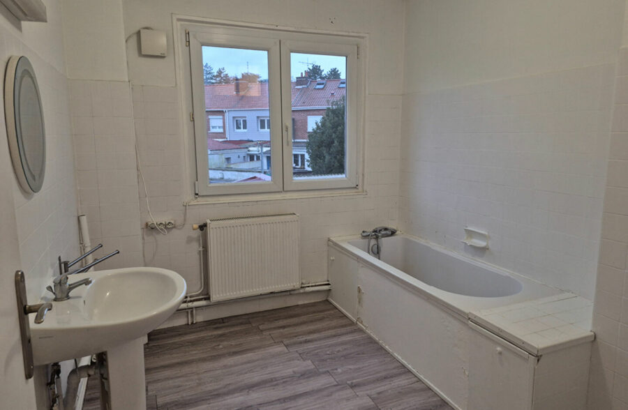 Maison de lotissement 3 chambres cour garage