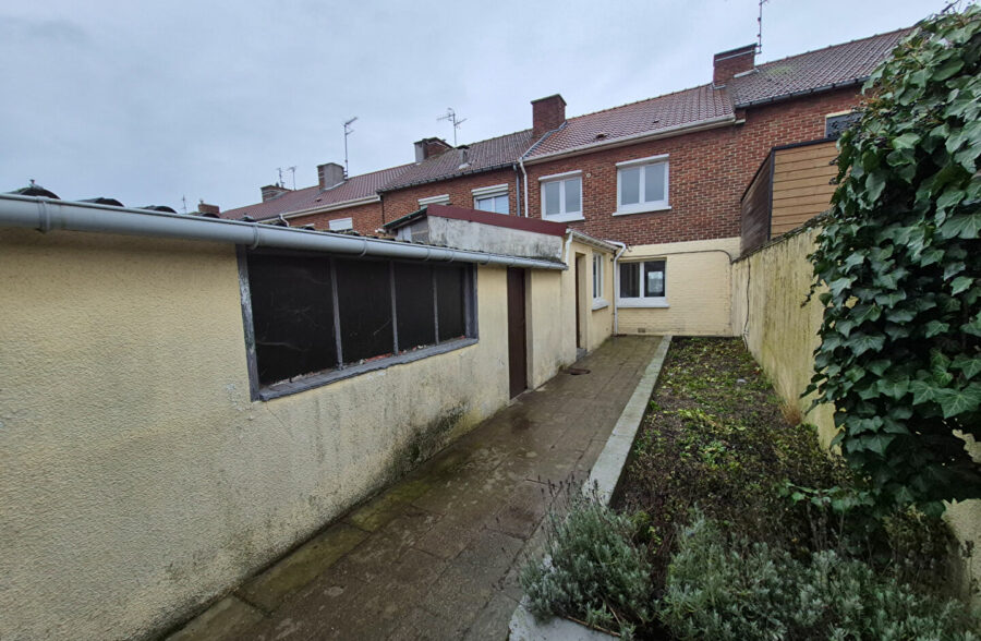 Maison de lotissement 3 chambres cour garage