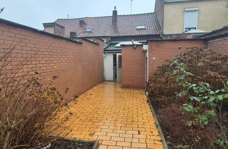 Maison proche centre-ville de Roncq à rénover- Beau potentiel avec cour et garage