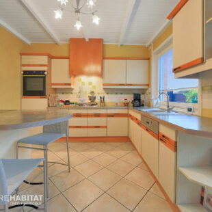 Découvrez cette belle maison individuelle en brique, en semi plain-pied.