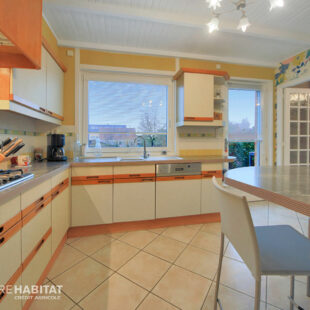 Découvrez cette belle maison individuelle en brique, en semi plain-pied.