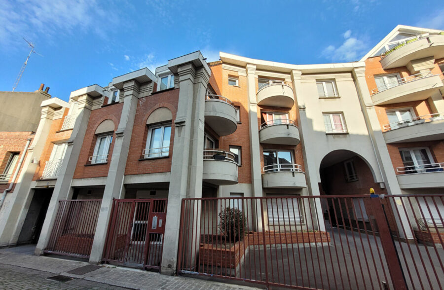 EXCLUSIVITE : GAMBETTA: TYPE 1 AVEC TERRASSE ET PARKING