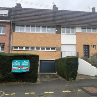 Large maison des années 60 dans une rue prisée &nbsp;Sous compromis&nbsp;