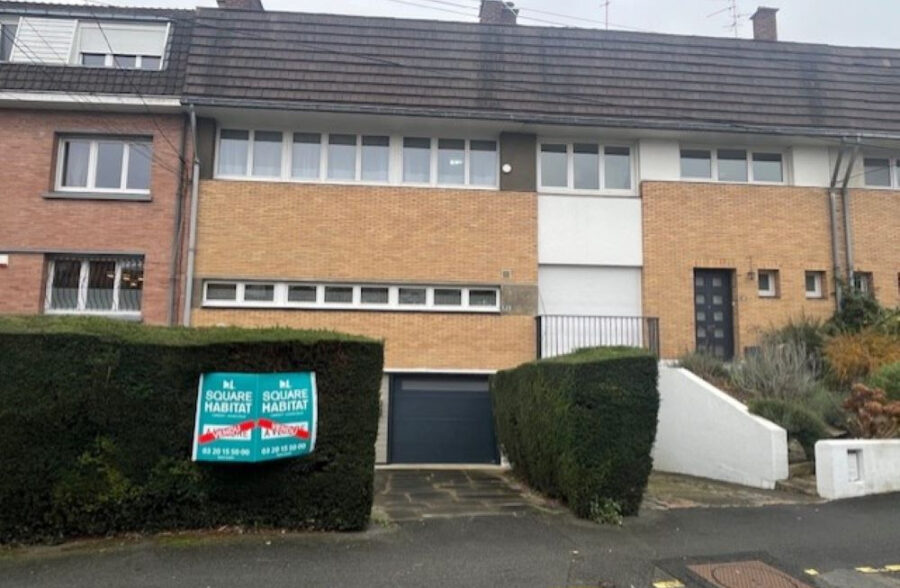 Large maison des années 60 dans une rue prisée &nbsp;Sous compromis&nbsp;