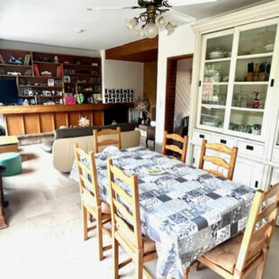 Large maison des années 60 dans une rue prisée &nbsp;Sous compromis&nbsp;