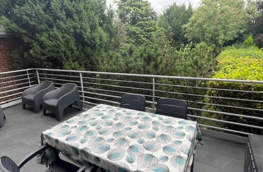 Large maison des années 60 dans une rue prisée &nbsp;Sous compromis&nbsp;