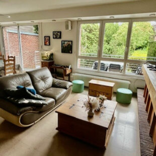 Large maison des années 60 dans une rue prisée &nbsp;Sous compromis&nbsp;