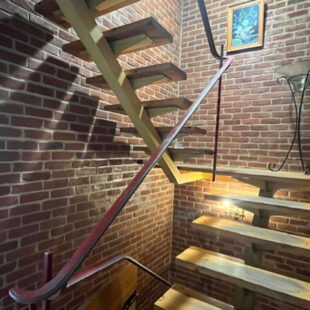 Large maison des années 60 dans une rue prisée &nbsp;Sous compromis&nbsp;