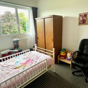 Large maison des années 60 dans une rue prisée &nbsp;Sous compromis&nbsp;