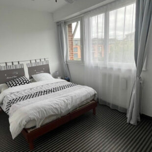 Large maison des années 60 dans une rue prisée &nbsp;Sous compromis&nbsp;