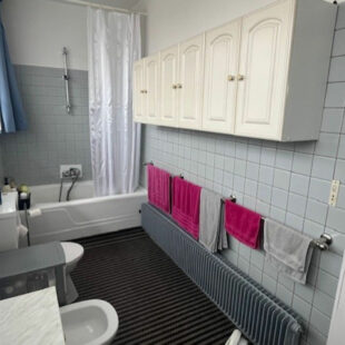 Large maison des années 60 dans une rue prisée &nbsp;Sous compromis&nbsp;