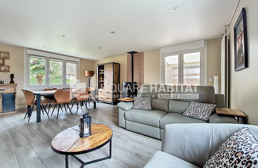 Superbe semi-plain-pied lumineux, offrant 3 chambres, un jardin et un garage, dans une rue très calme.