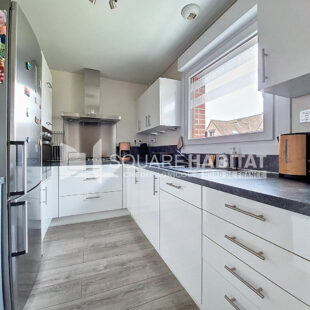 Superbe semi-plain-pied lumineux, offrant 3 chambres, un jardin et un garage, dans une rue très calme.