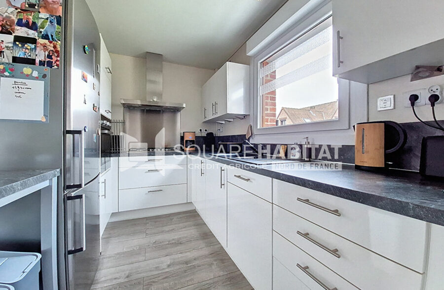 Superbe semi-plain-pied lumineux, offrant 3 chambres, un jardin et un garage, dans une rue très calme.