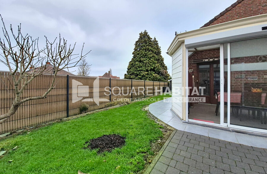 Superbe semi-plain-pied lumineux, offrant 3 chambres, un jardin et un garage, dans une rue très calme.