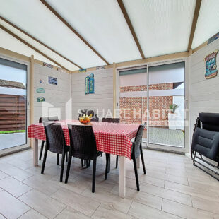 Superbe semi-plain-pied lumineux, offrant 3 chambres, un jardin et un garage, dans une rue très calme.