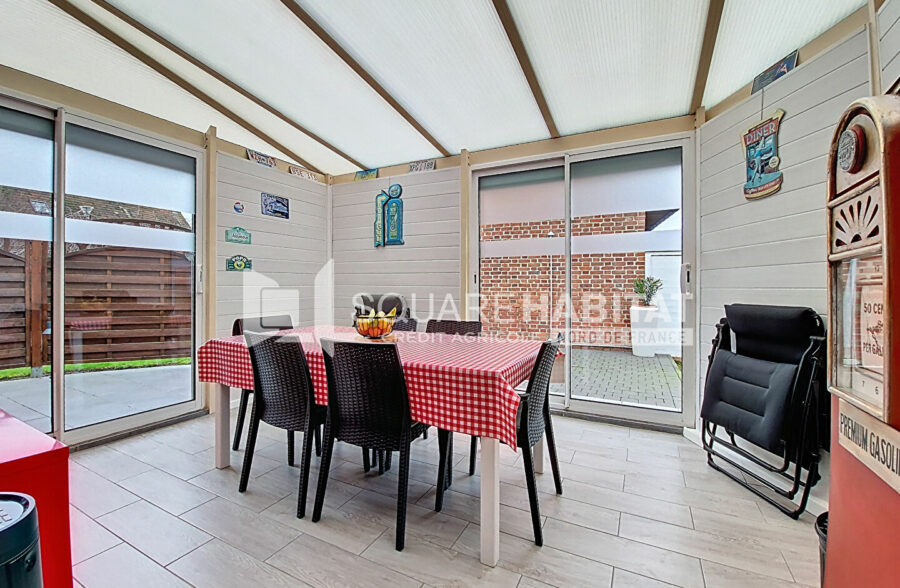 Superbe semi-plain-pied lumineux, offrant 3 chambres, un jardin et un garage, dans une rue très calme.