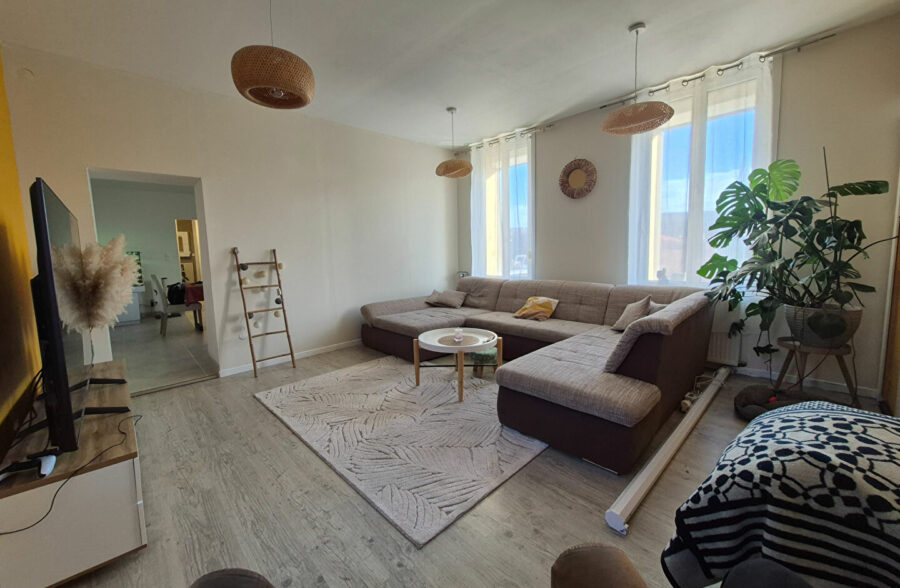 Maison semi-mitoyenne comprenant 4 chambres, jardin, garage