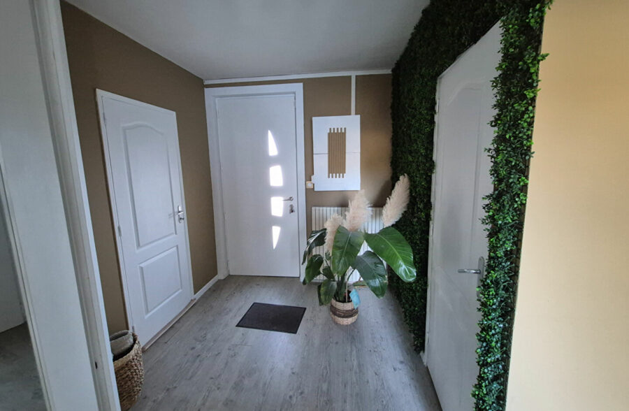 Maison semi-mitoyenne comprenant 4 chambres, jardin, garage