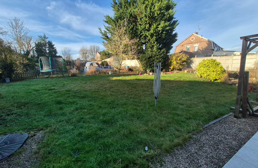 Maison semi-mitoyenne comprenant 4 chambres, jardin, garage