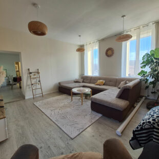 Maison semi-mitoyenne comprenant 4 chambres, jardin, garage