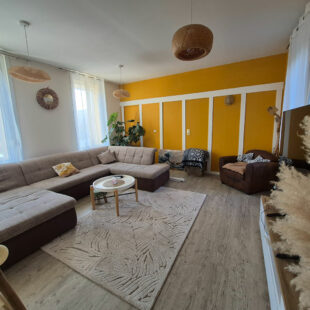 Maison semi-mitoyenne comprenant 4 chambres, jardin, garage