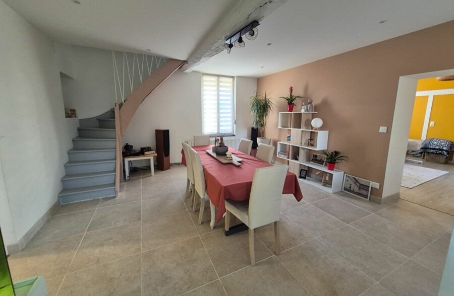 Maison semi-mitoyenne comprenant 4 chambres, jardin, garage