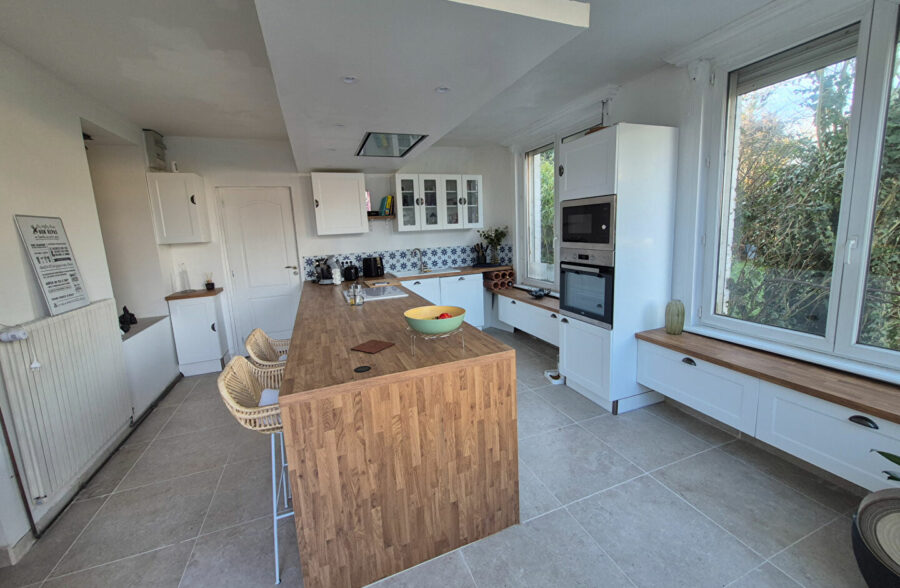 Maison semi-mitoyenne comprenant 4 chambres, jardin, garage