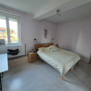 Maison semi-mitoyenne comprenant 4 chambres, jardin, garage