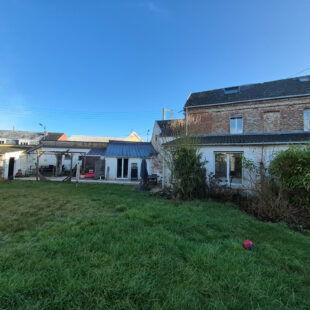 Maison semi-mitoyenne comprenant 4 chambres, jardin, garage